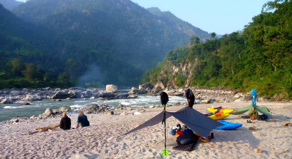 Forspaddlingsresa Nepal, camping på sandstrand
