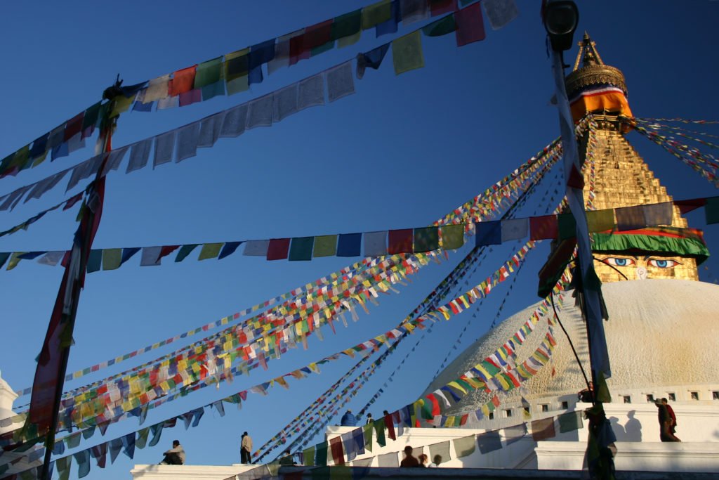 Forspaddlingsresa Nepal, buddistisk stupa och böneflaggor