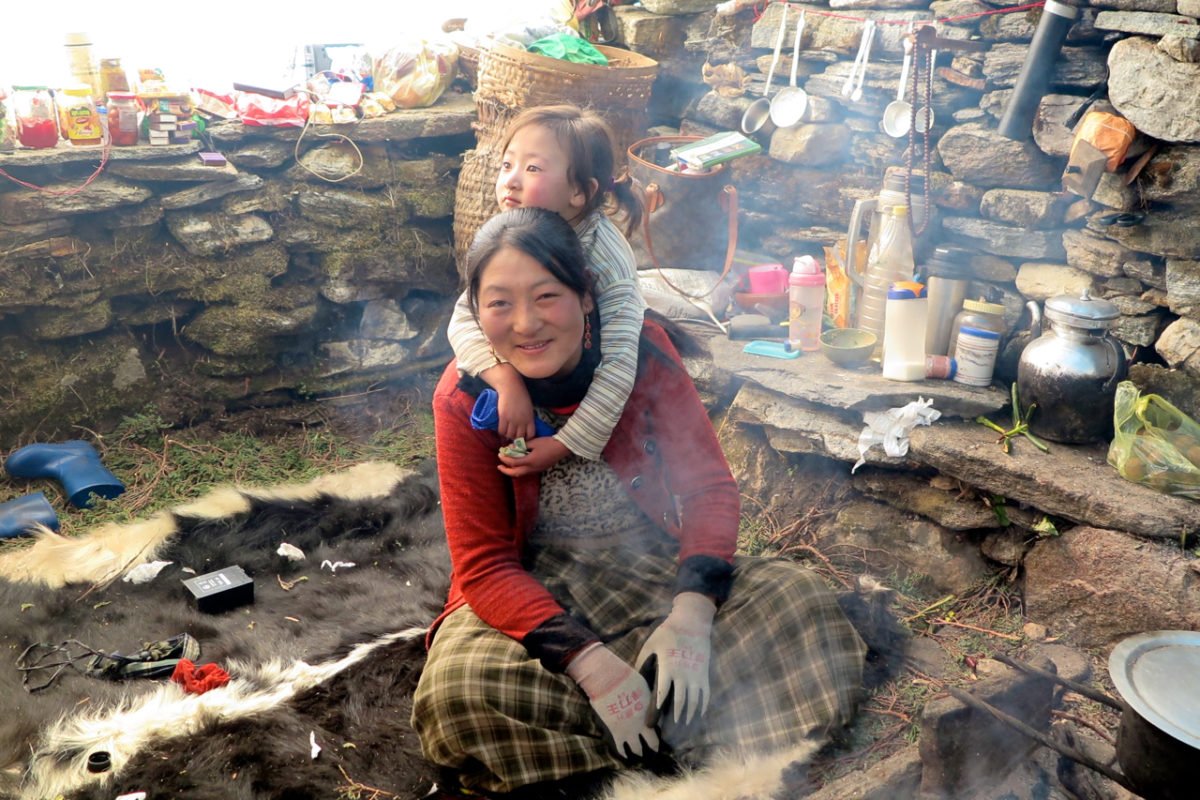 kvinna med son på vandring i Bhutan