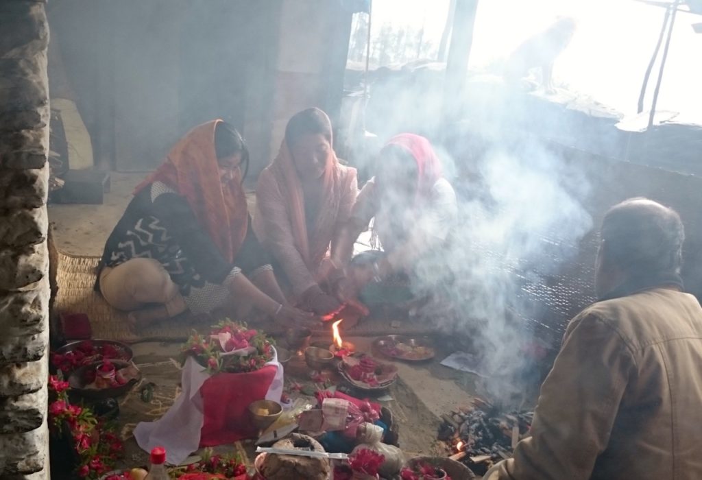 Vandring i Nepal, familj sitter på golvet