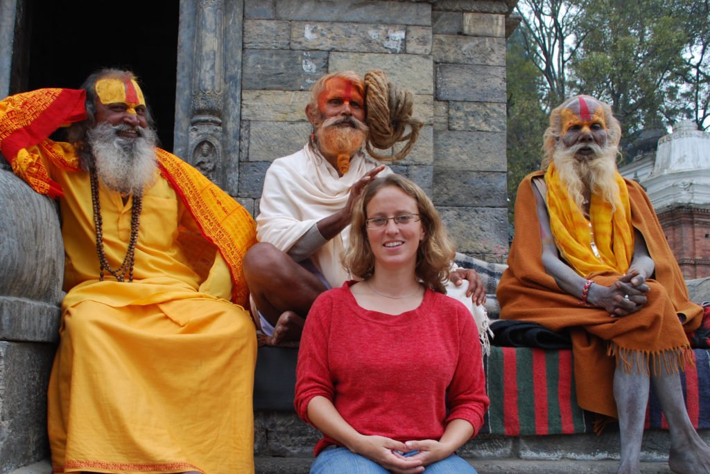 Inka Gurung blir välsignad av sadhus vid ett tempel i Katmandu