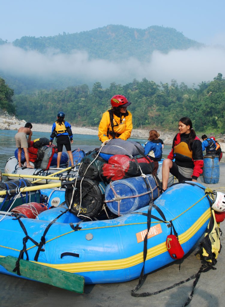 Forspaddling Nepal, guider packar utrustning på en gummiflotte