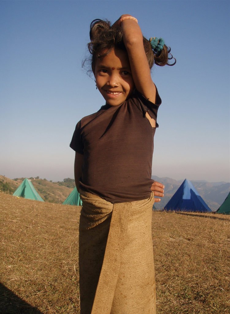 Himalayan Adventure Girls, en ung nepalesisk flicka med trasig t-shirt