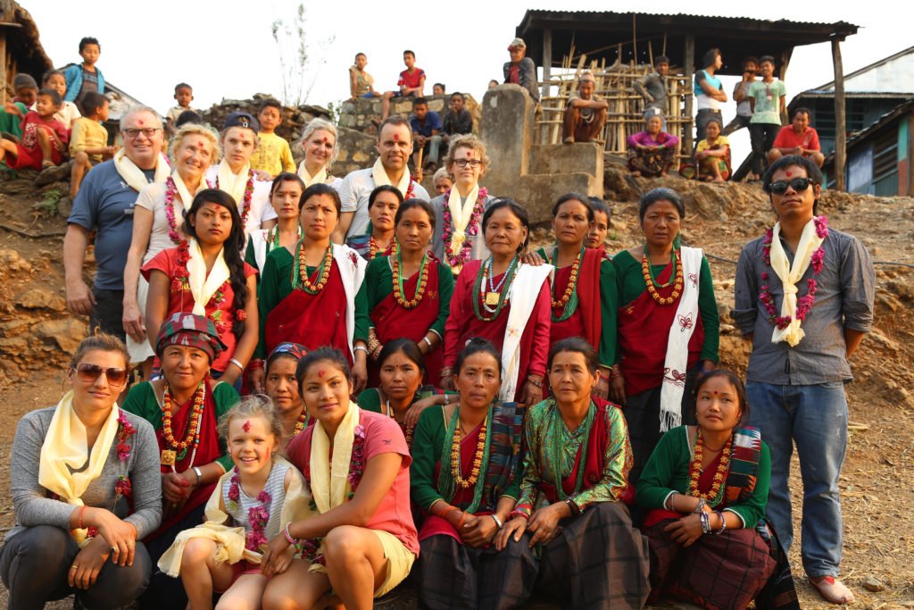 En grupp svenskar och nepaleser uppställda för gruppfoto