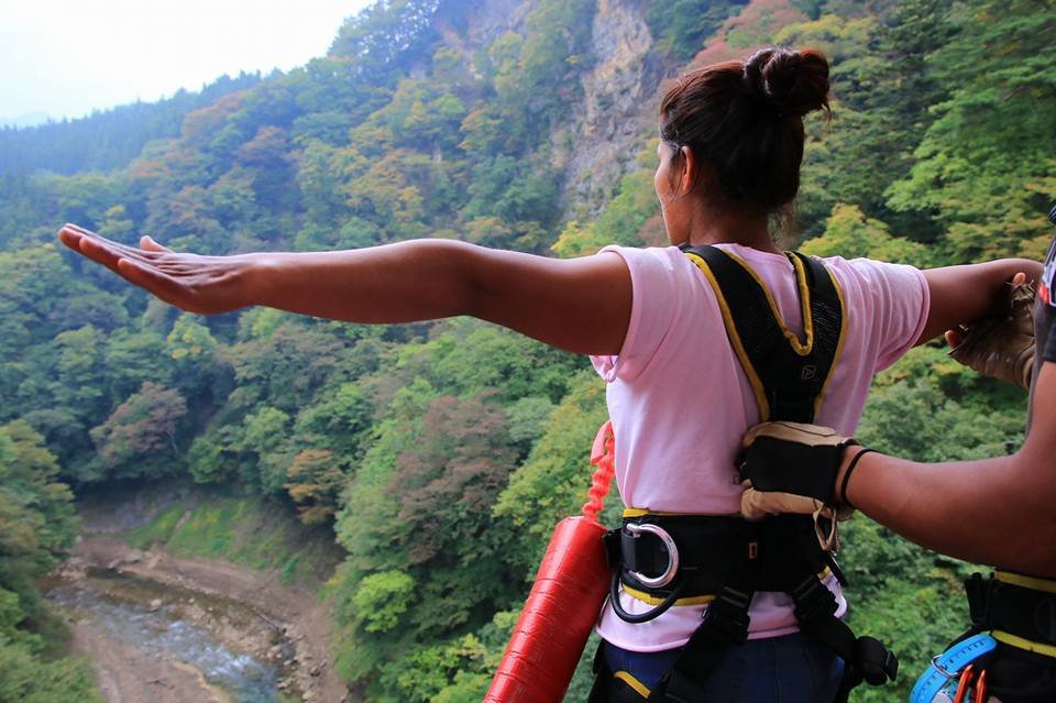 Anu Shrestha redo att kasta sig ner från en bro i Nepal. Första gången hon provar bungy jump