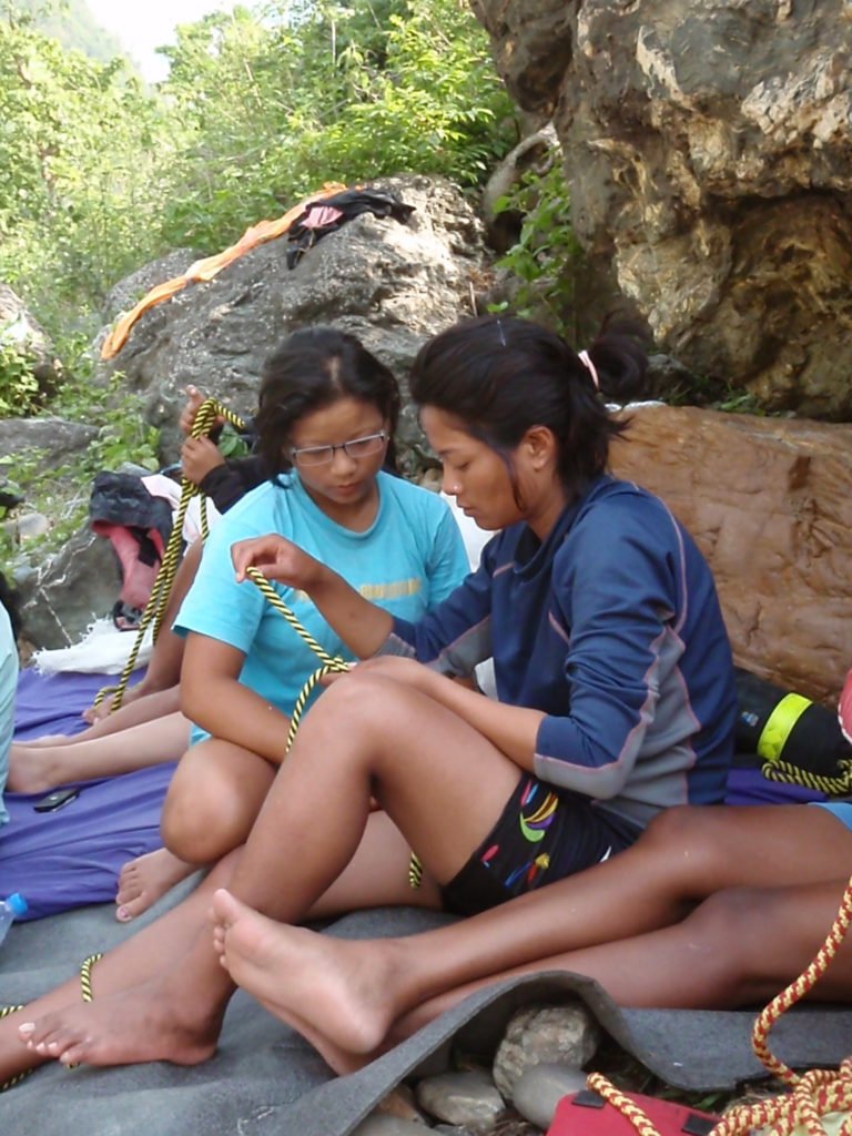 Himalayan Adventure Girls, tjejer sitter och övar på knopar