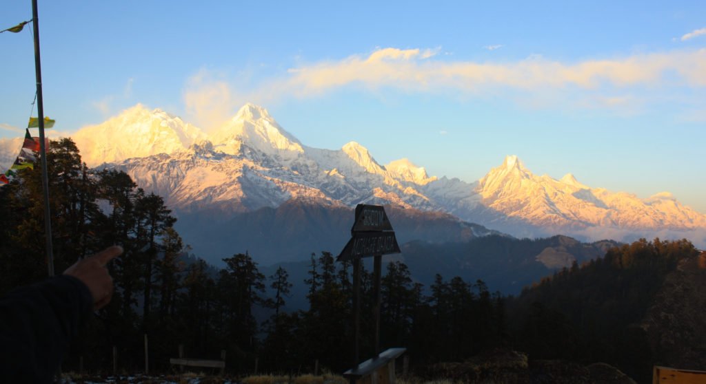 Vandringsresa-Nepal. Snötäckta bergstoppar