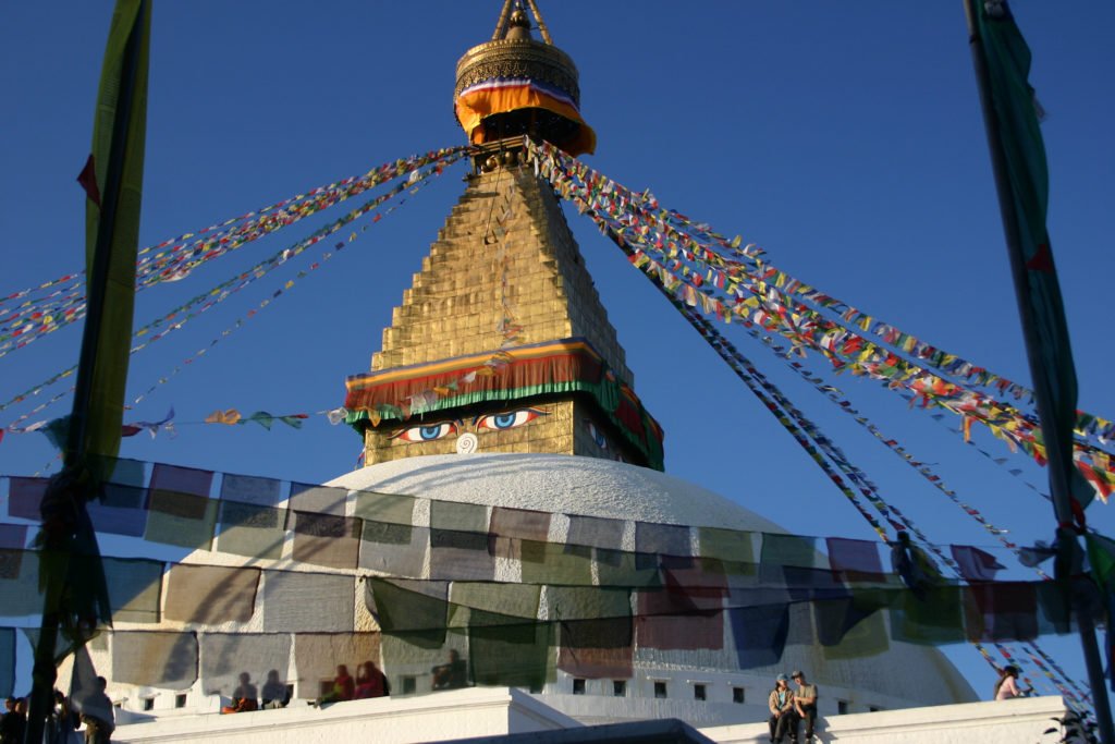 Vandringsresa Nepal. Buddistisk stupa med böneflaggor.