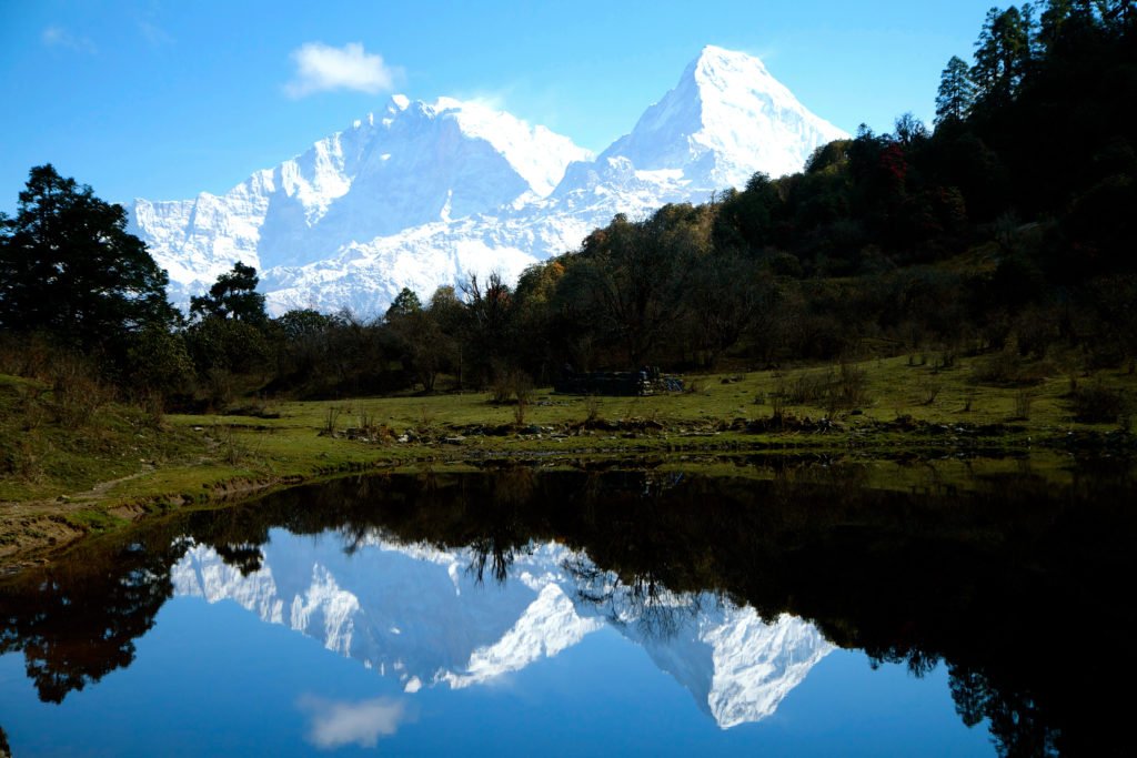 Vandringsresa Nepal, snötäckta berg speglar sig i en sjö