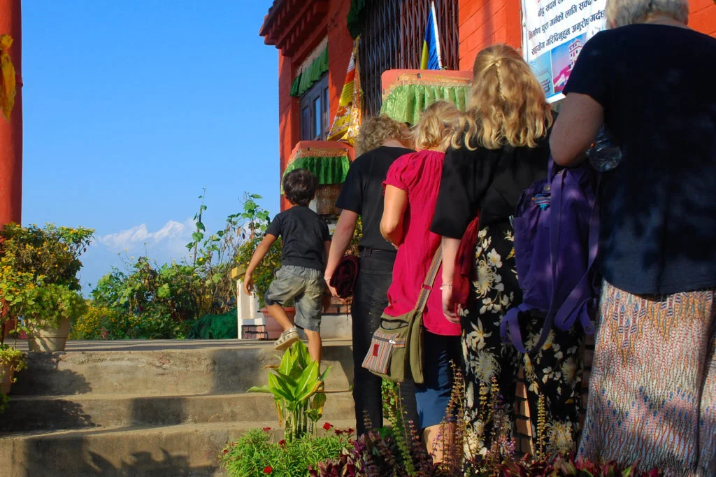 gäster vid ett kloster på rundresa i Nepal