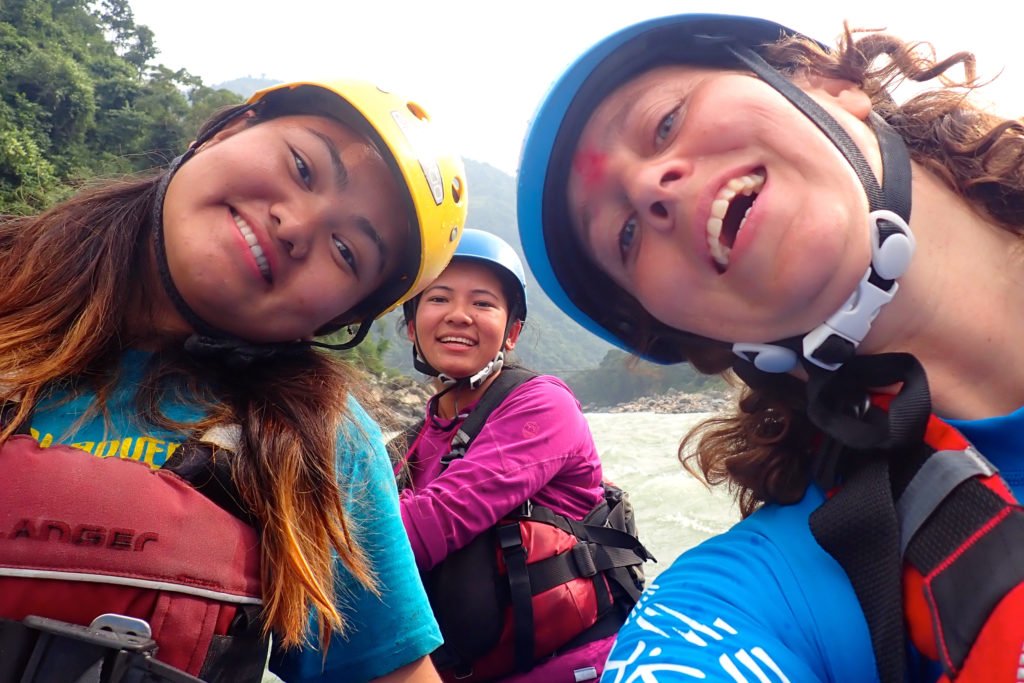 Glada tjejer guidar i gummiflotten, på rundresa i Nepal