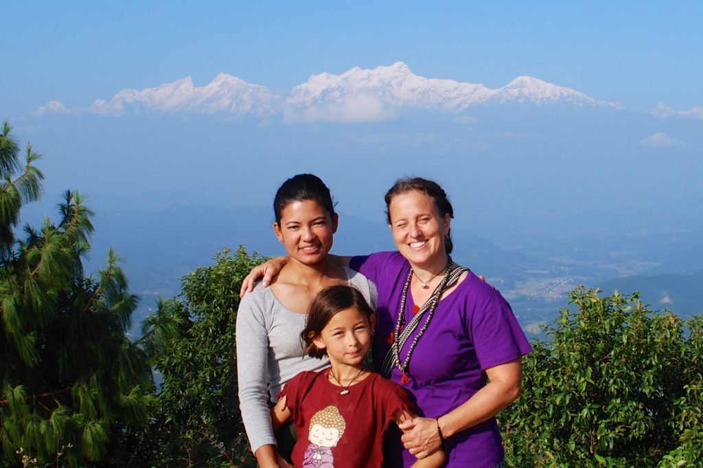 Inka Gurung, Lilja och Kamala med Himalaya i bakgrunden