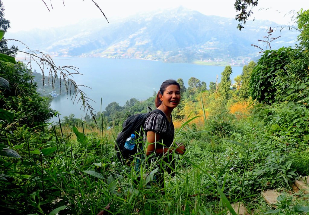 Kamala på promenad ovanför sjön i Pokhara på rundresa i Nepal