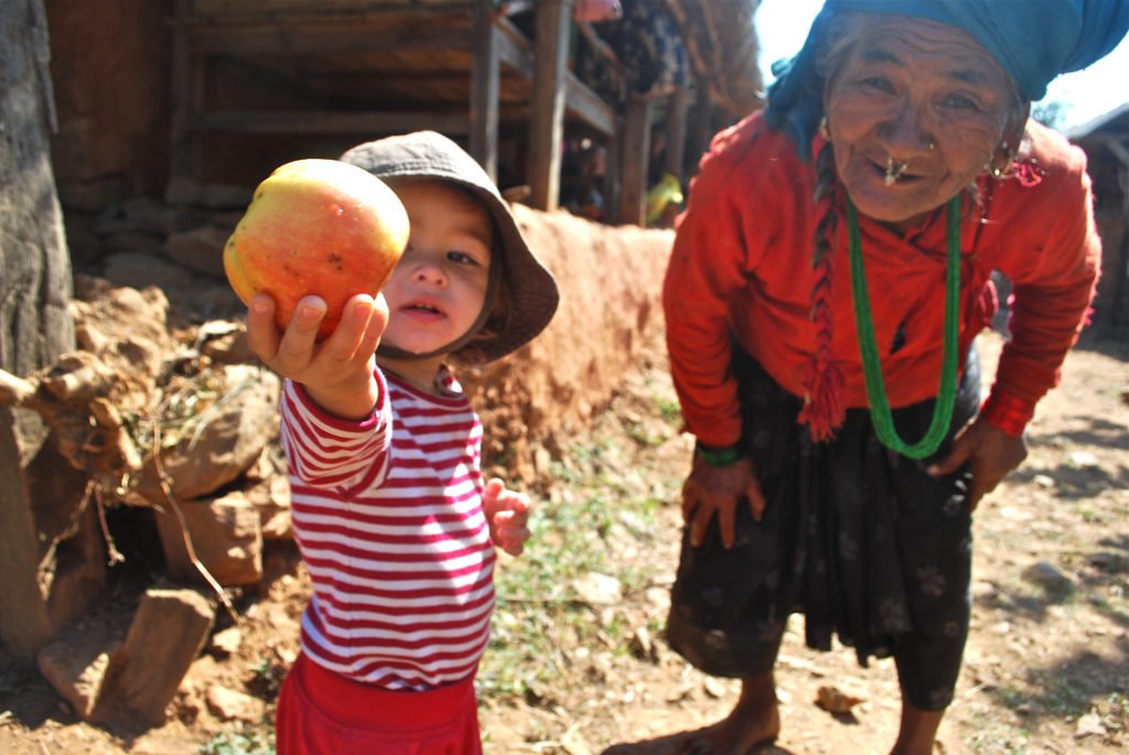 Tjejresa, en flicka och en äldre tand bjuder på ett äpple