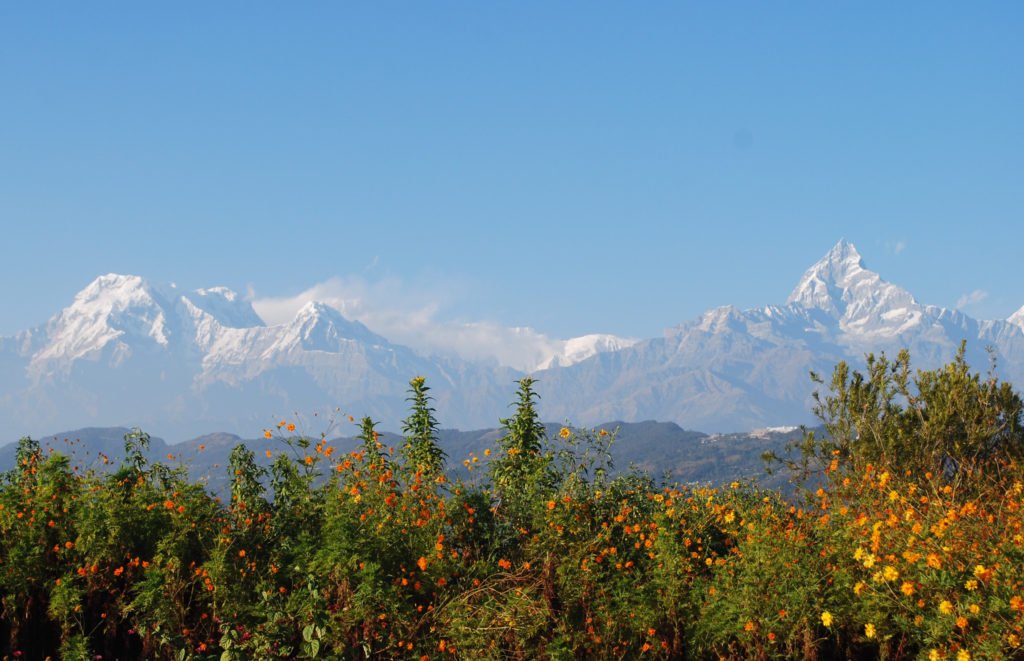 Tjejresa Nepal, Snötäckta bergstoppar i fjärran