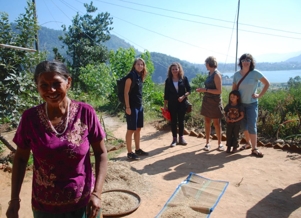 Tjejresa Nepal, en grupp kvinnor i en liten by