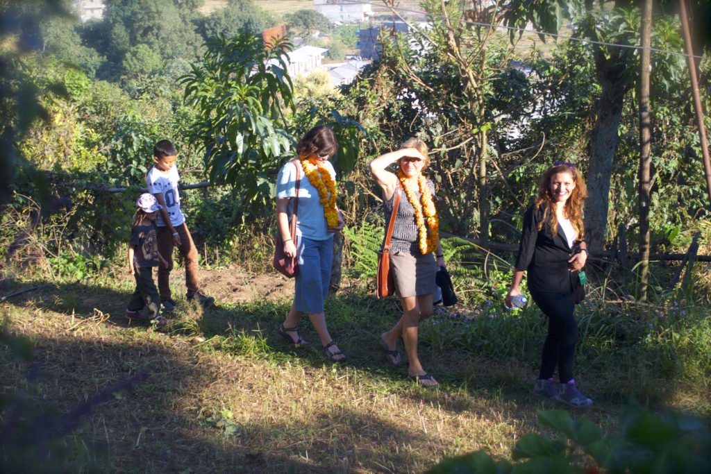 Tjejresa Nepal, en grupp vandrar på en liten stig