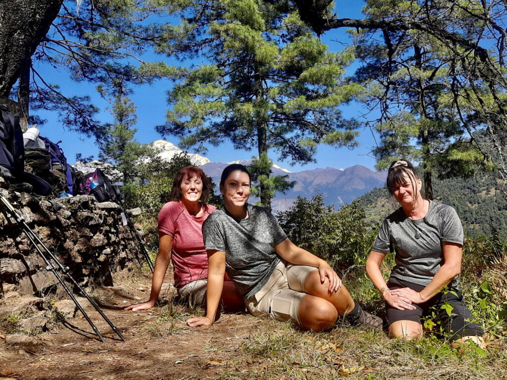 tjejresa i Nepal, kvinnor vilar på vandringen i bergen