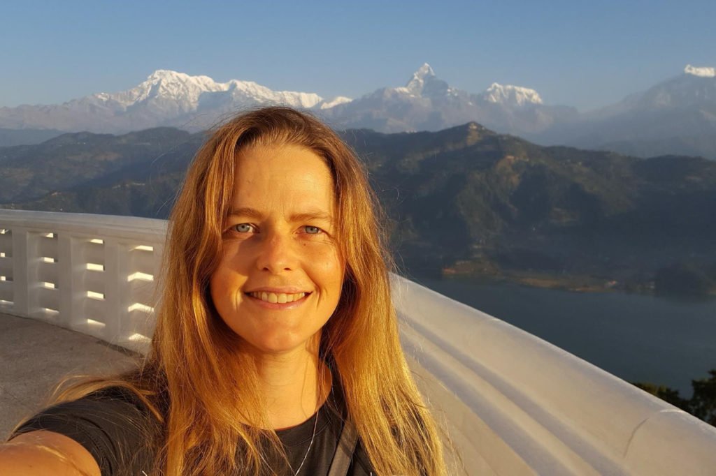 Paddlingsresa Nepal, Zindy Johansson med Annapurnabergen