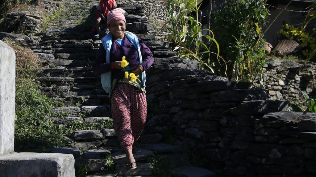 kvinna i en stentrappa i Annapurnas berg