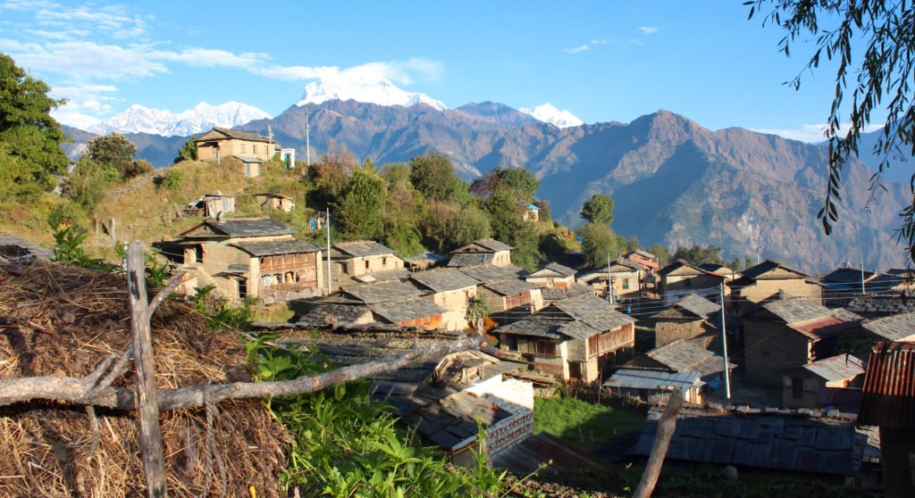 Gruppresa i Nepal, en av byarna vi passerar, Tikot.