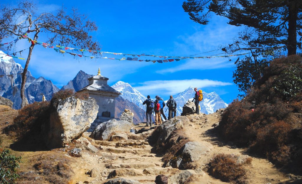 vandrare i Nepal med vy av Mt Everest