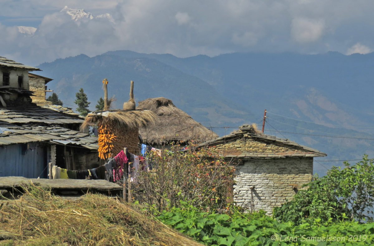 besök i en by på trekking i Nepal