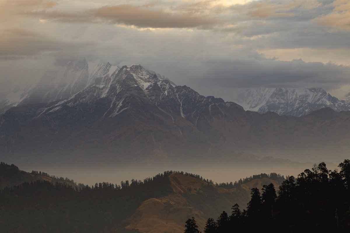 dramatiska berg på trekking i Nepal