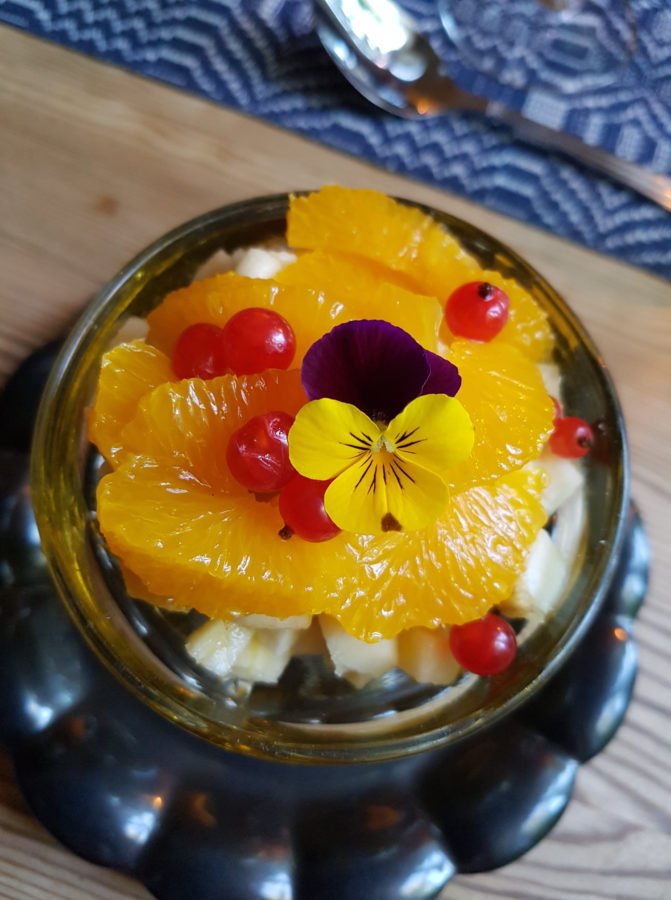 dessert med frukt och blommor