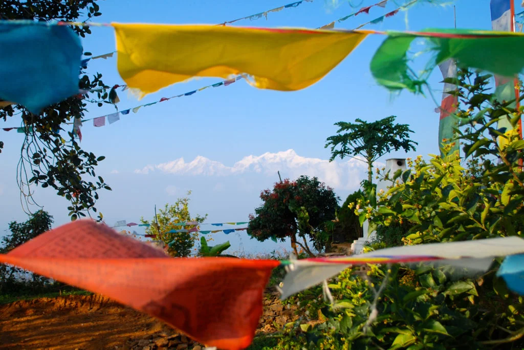 resa till Nepal, berg, flaggor och grönska