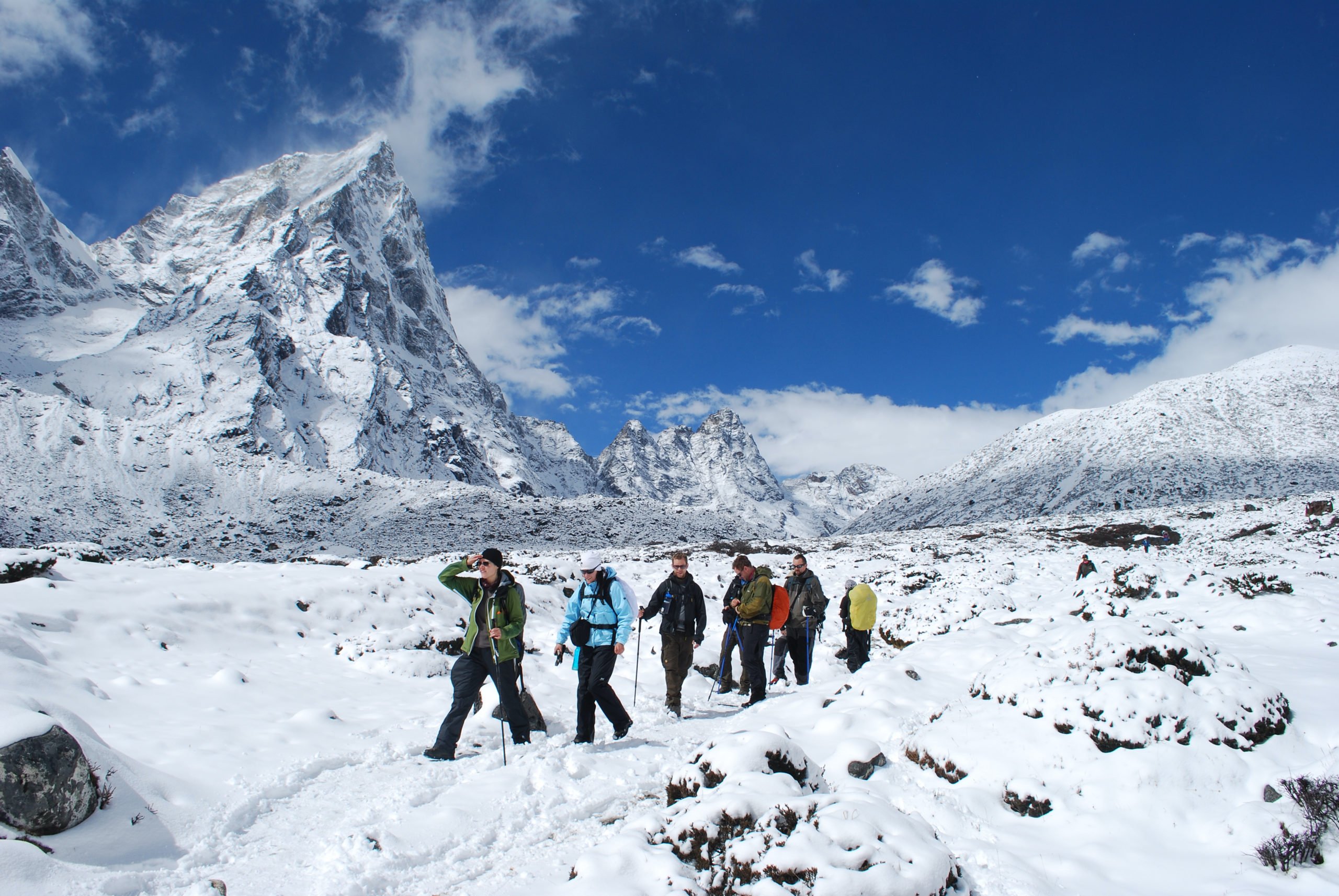 på vandringsresa med vandring i snö i Nepal