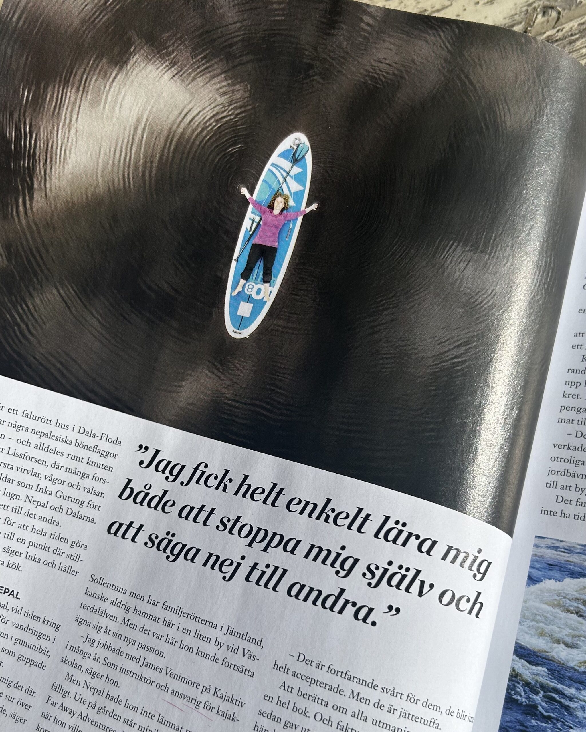 Inka ligger på en SUP i Utemagasinet nr 3 2026